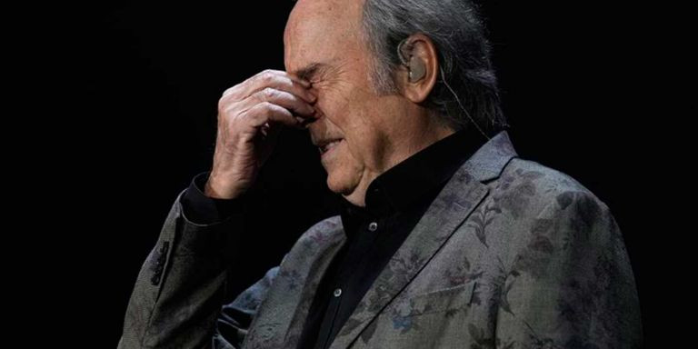 Serrat, emocionado, en el concierto en el Palau Sant Jordi / EFE