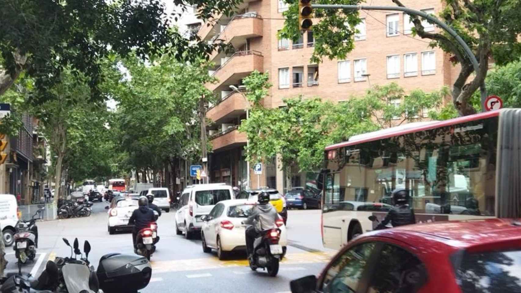 Tráfico en la calle de Mallorca / METRÓPOLI - JORDI SUBIRANA