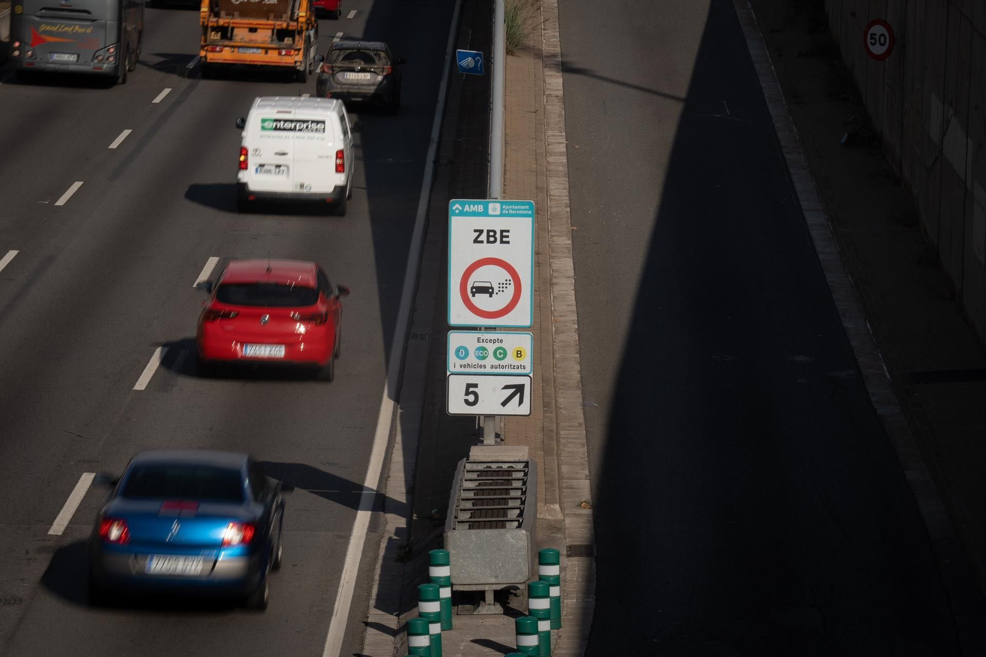 Cartel que delimita la Zona de Bajas Emisiones (ZBE) en Barcelona / David Zorrakino - Europa Press