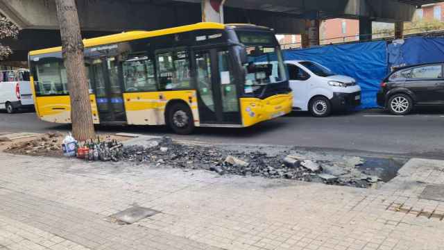 Restos de contenedores quemados en Sant Adrià / METRÓPOLI