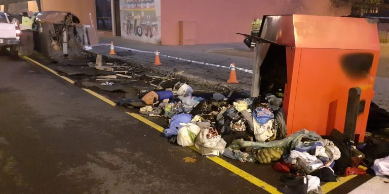 Contenedores quemados en la avenida de Joan XXIII / RRSS