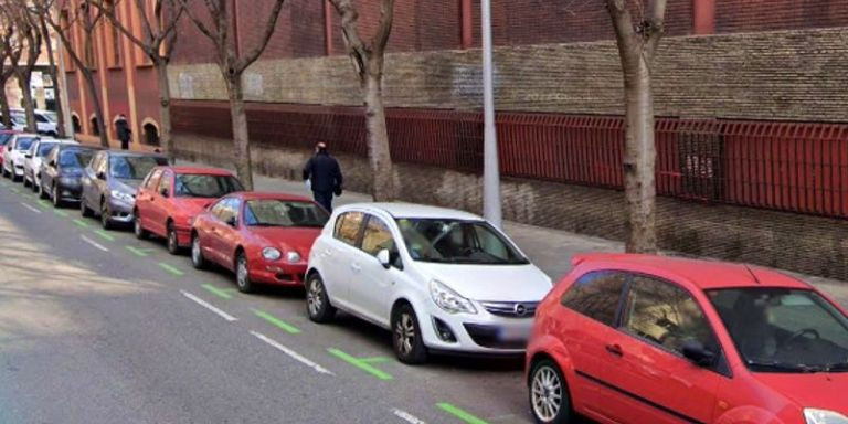 Vehículos estacionados en el cordón de servicios que se perderá en la calle de Còrsega / MAPS