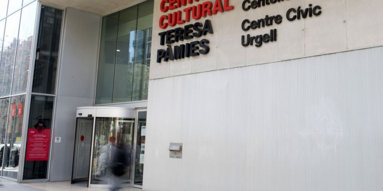 Acceso al centro cívico Urgell / CENTRE CÍVIC URGELL