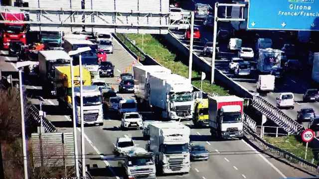 Un accidente con tres camiones implicados corta dos carriles de la AP-7 en Barberà (Barcelona) / TRÀNSIT