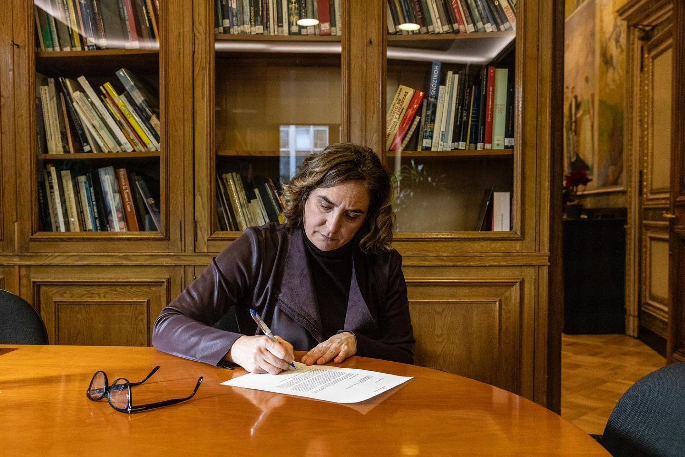 La alcaldesa de Barcelona, Ada Colau, durante la firma de un documento / @ADACOLAU