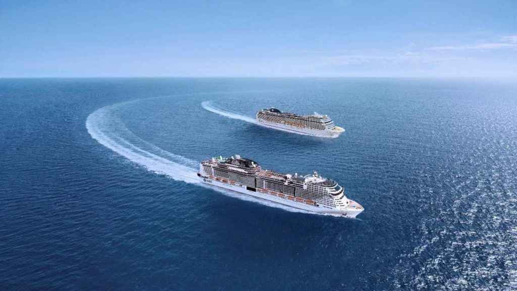 Dos cruceros de MSC navegando por el mediterráneo