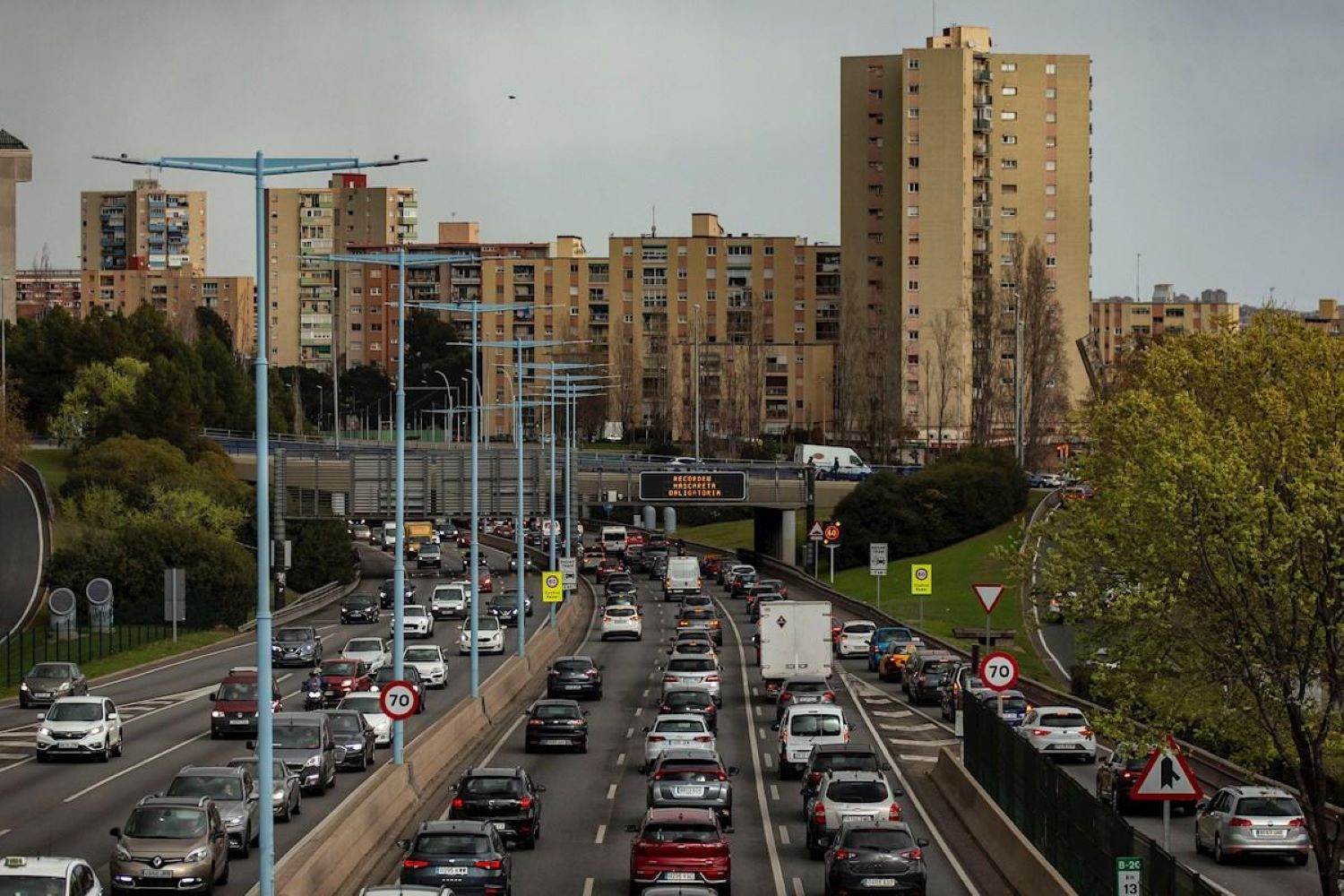 Estado del tráfico en la Ronda de Dalt de Barcelona durante una operación salida / EFE