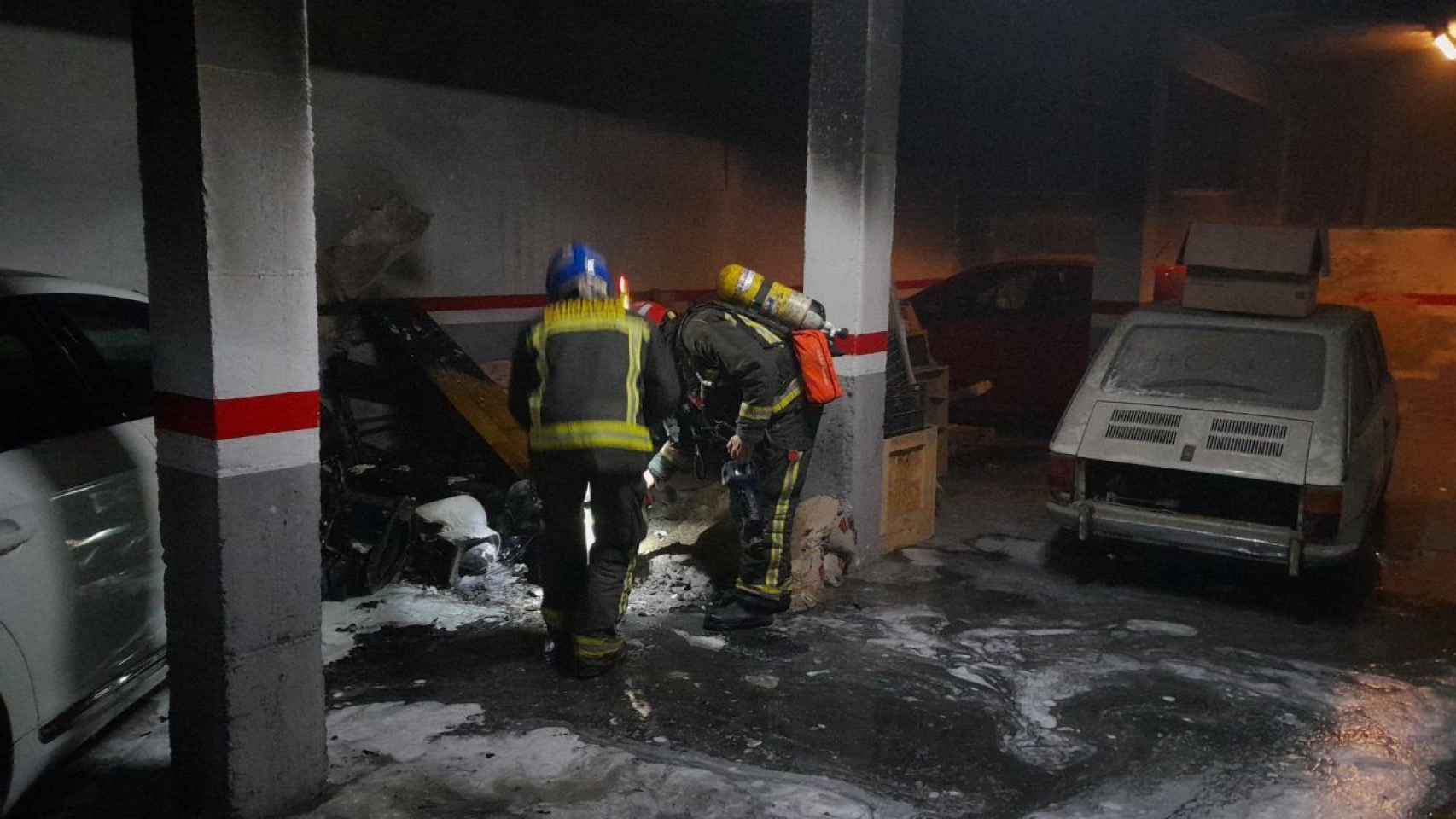 Bomberos extinguen incendio en parking de Sant Andreu : BOMBERS