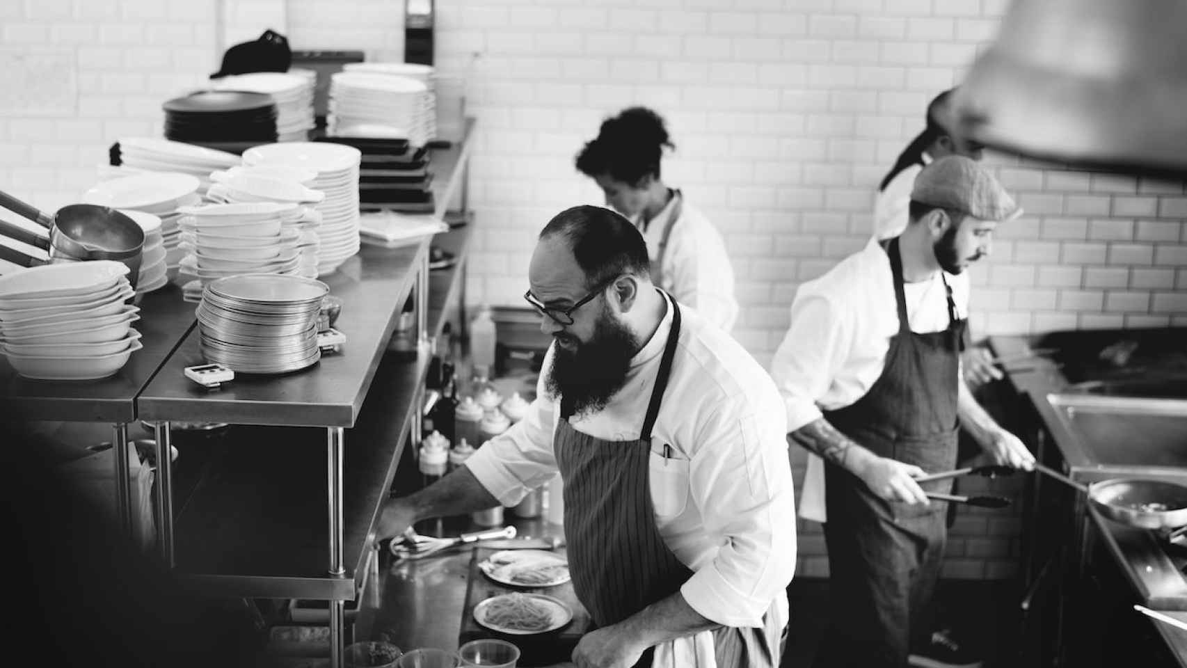 Cocineros trabajando / FREEPIK