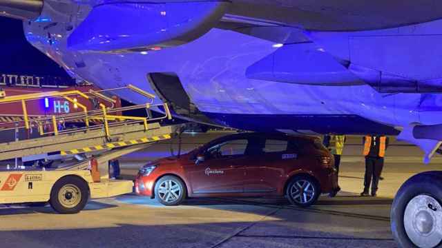 Coche de acciona atrapado bajo avión / RRSS (@locaeropuerto)