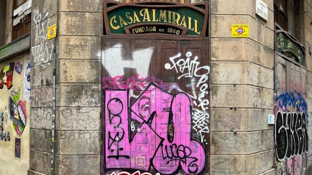 Puerta del bar modernista Casa Almirall pintarrajeada con un grafiti