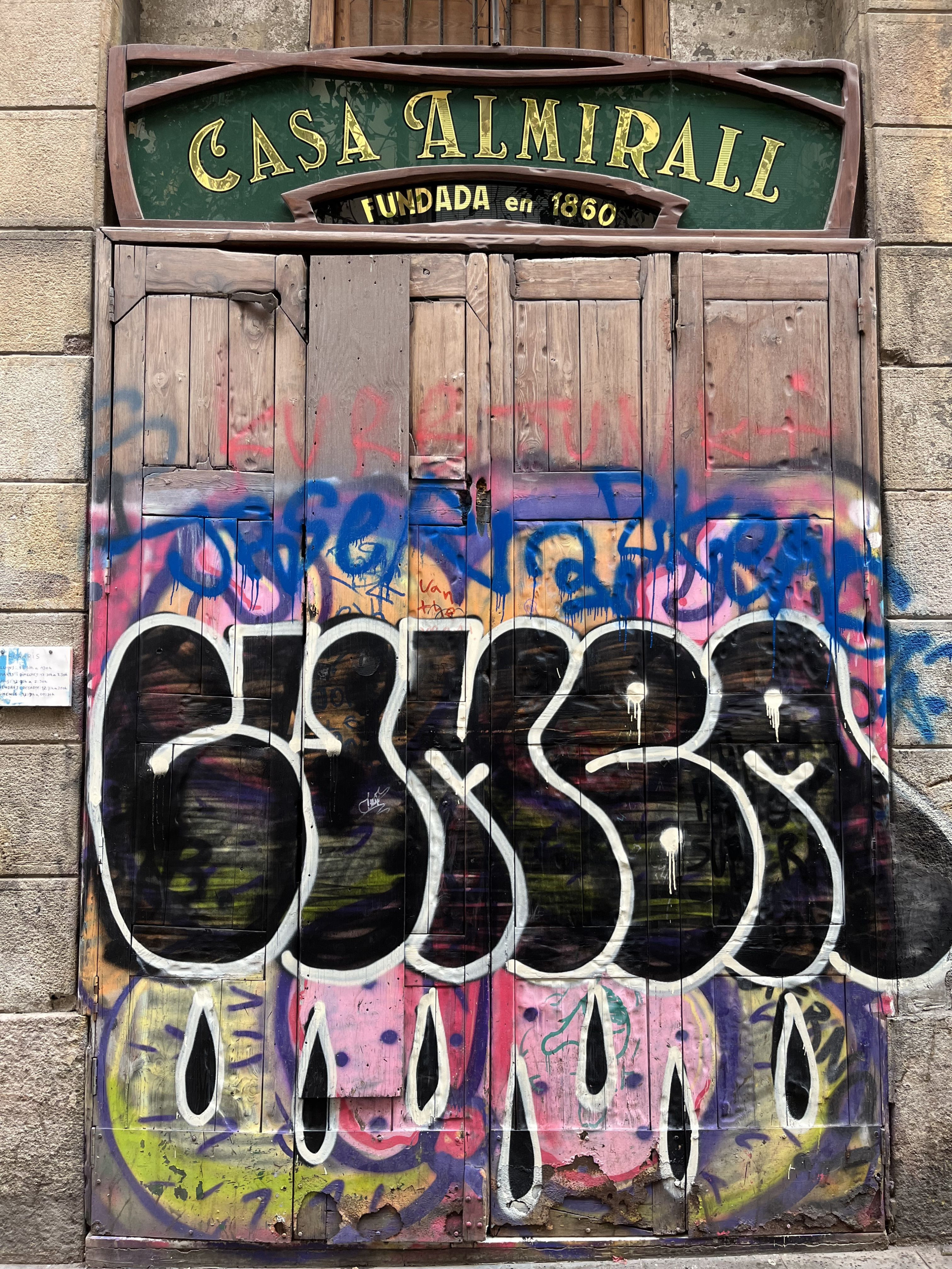 Las puertas de la Casa Almirall pintadas con grafitis / BARCELONA SINGULAR