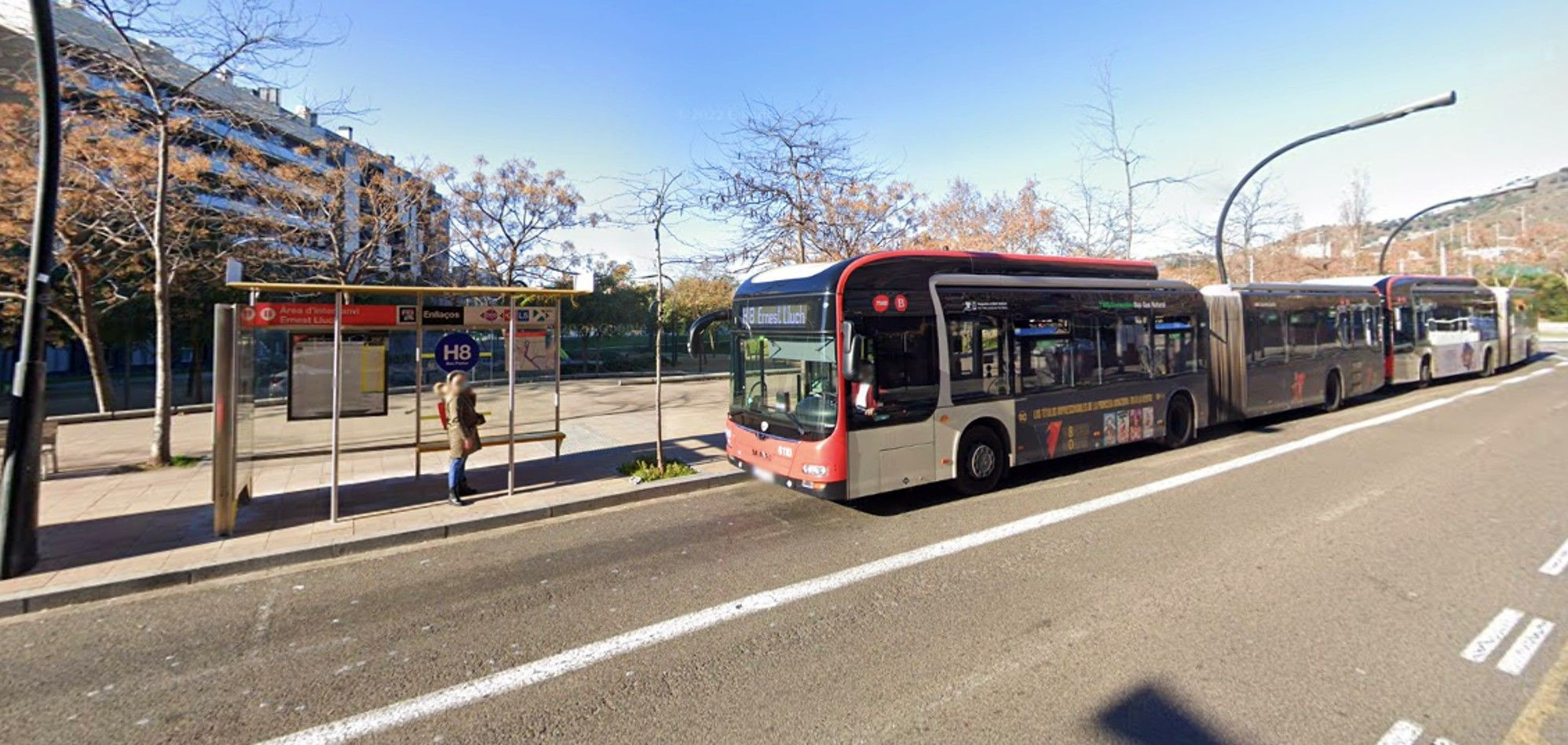 Autobuses en una parada del camino de la Torre Melina / MAPS