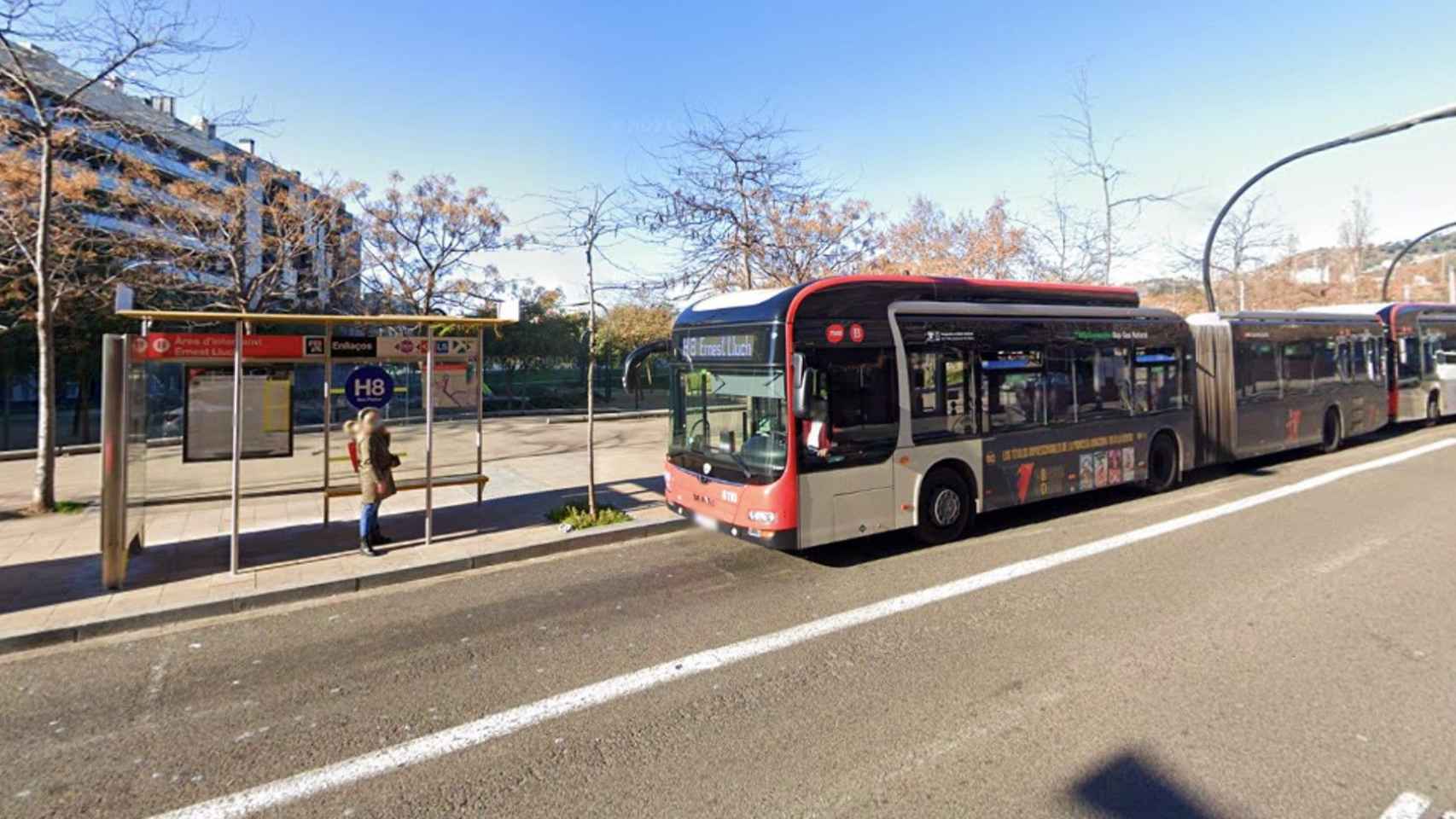 Autobuses en una parada del camino de la Torre Melina