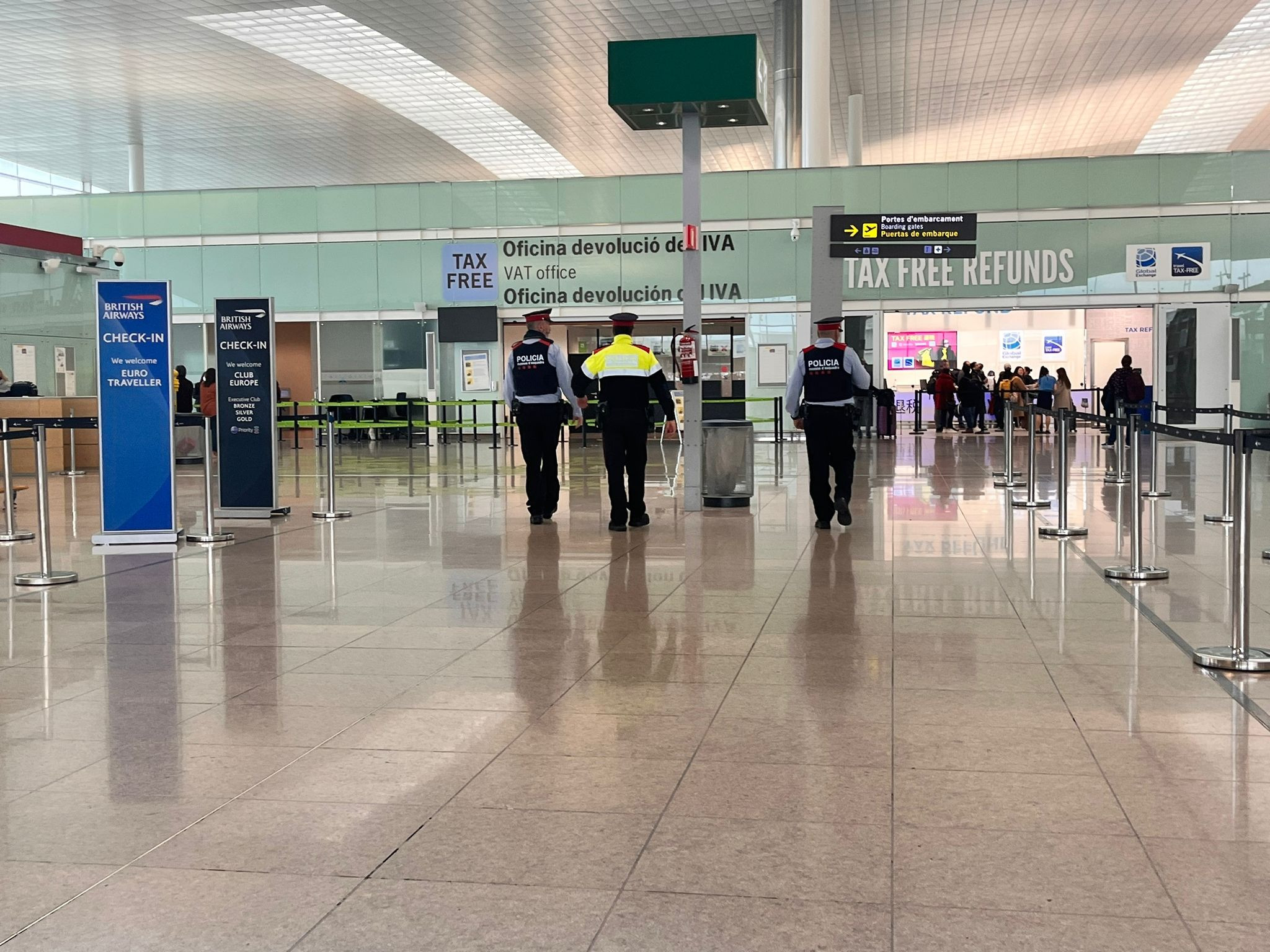 Una patrulla de los Mossos d'Esquadra en el Aeropuerto Barcelona-El Prat / ÁNGELA VÁZQUEZ