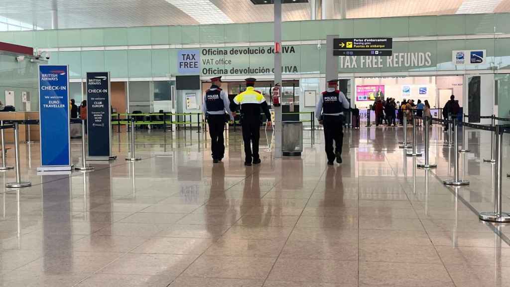 Una patrulla de los Mossos d'Esquadra en el Aeropuerto Barcelona-El Prat / ÁNGELA VÁZQUEZ (MA)