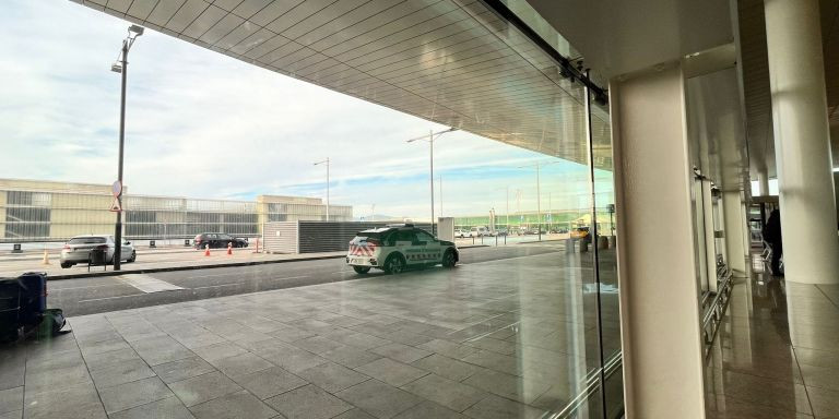 Un coche de los Mossos d'Esquadra aparcado en el Aeropuerto de Barcelona / ÁNGELA VÁZQUEZ (MA)
