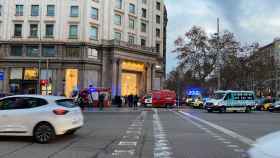 Dotaciones de Mossos, SEM y Bomberos frente al Zara del paseo de Gràcia / GALA ESPÍN - M.A