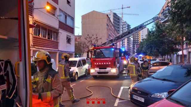 Los bomberos de la Generalitat durante una actuación en una imagen de archivo / BOMBERS