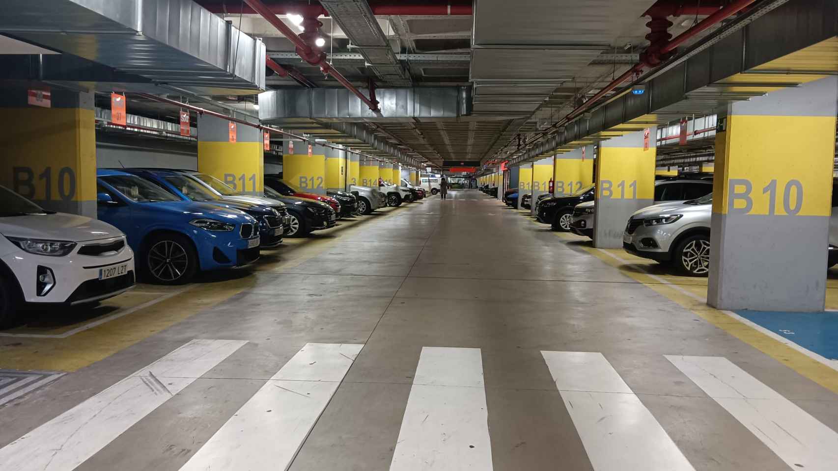 Interior de un parking Saba