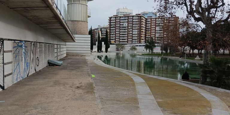 El parque de la Espanya Industrial, cercado al parking de Saba, donde también hay muchas personas sin hogar / MA