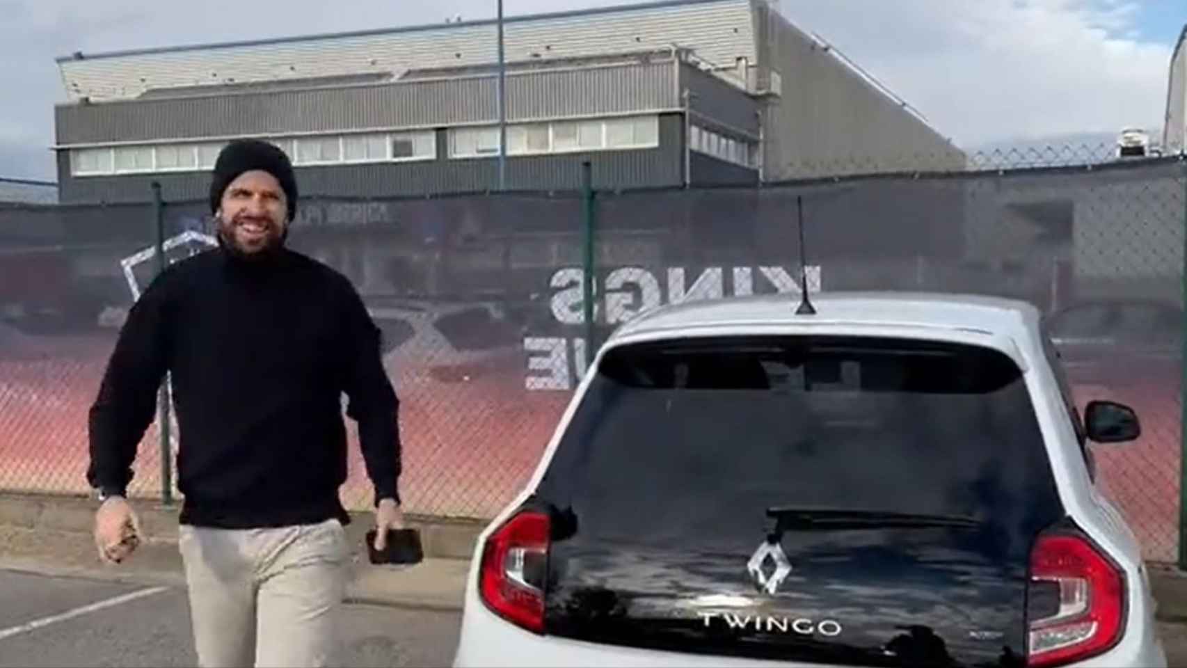 Piqué sale de su Renault Twingo, que podría contener un mensaje secreto / TWITTER