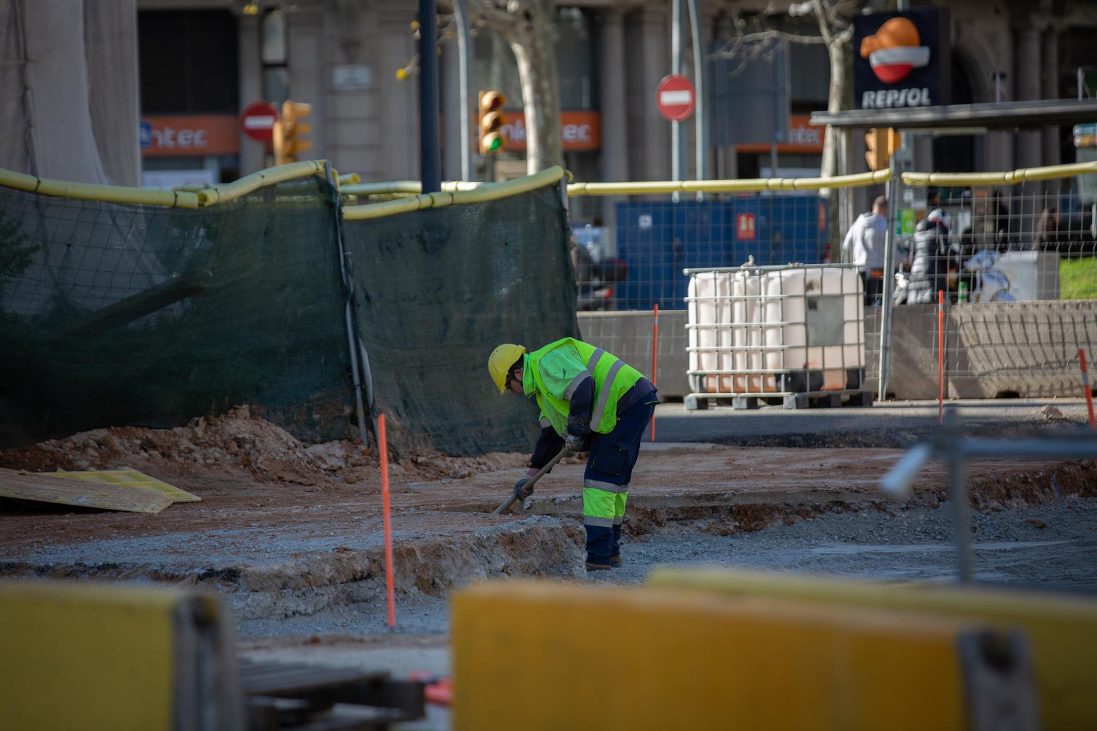 Un operario trabaja en unas obras de Barcelona / DAVID ZORRAKINO (EP)