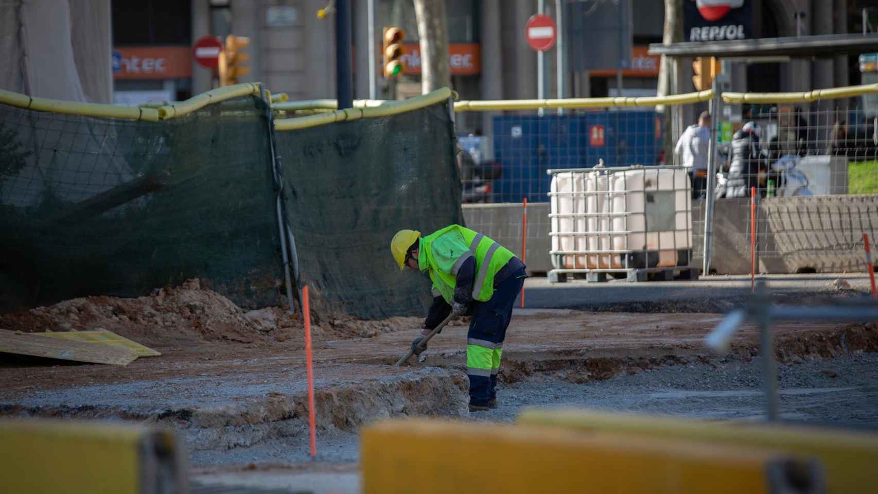 Un operario trabaja en unas obras de Barcelona / DAVID ZORRAKINO (EP)