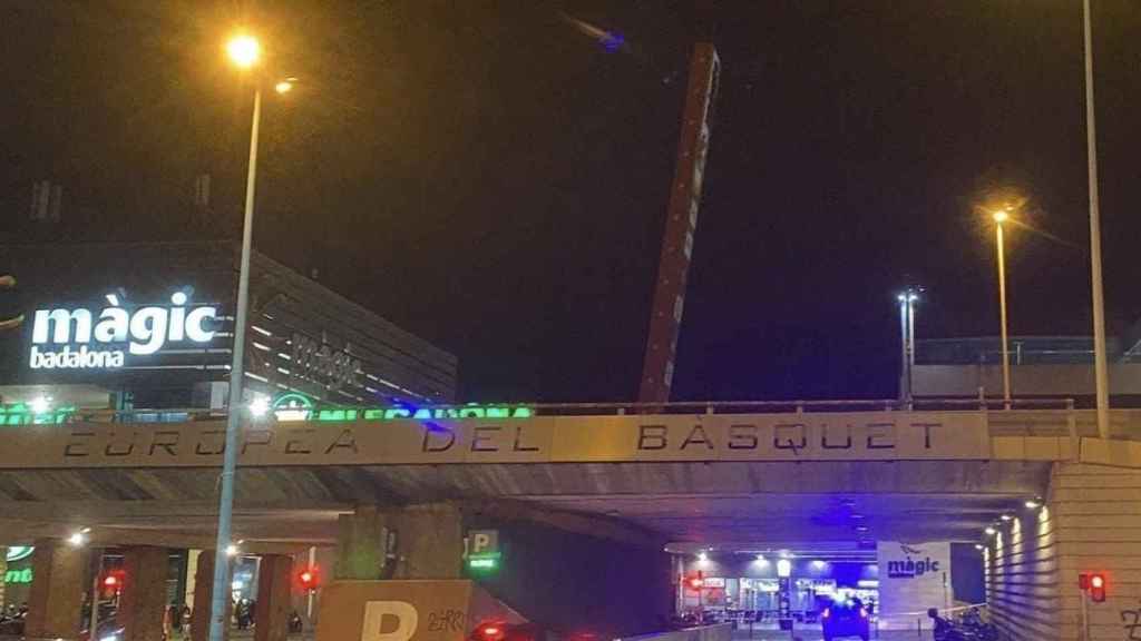 El centro comercial Màgic de Badalona, con la gran columna publicitaria inclinada / CEDIDA