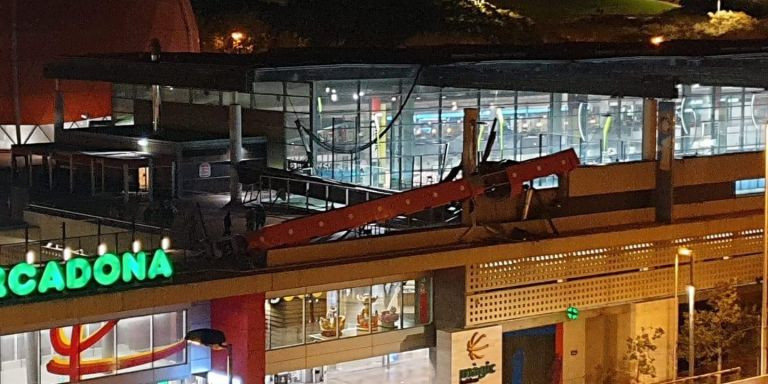 Centro Comercial Màgic de Badalona con la coluna derribada por el viento / CEDIDA