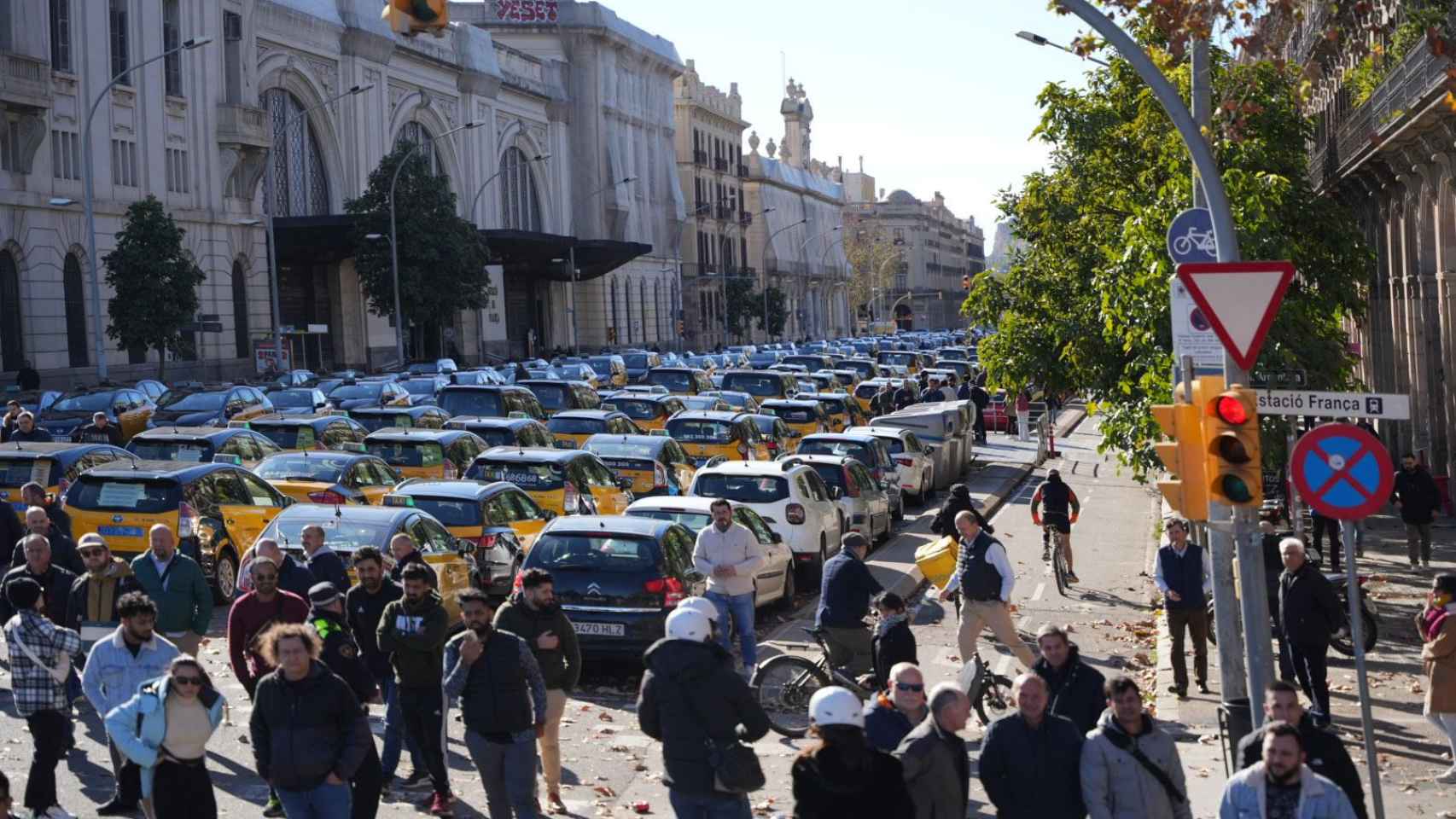 Marcha lenta de este martes, donde los taxistas han convocado un paro total durante la feria ISE en Barcelona / LUIS MIGUEL AÑÓN