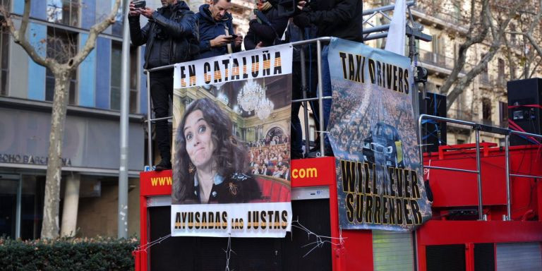 Carteles de Ayuso en la protesta en Barcelona / LUIS MIGUEL AÑÓN