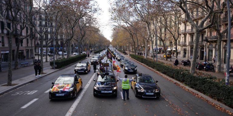 La Gran Via cortada en la protesta de taxis en Barcelona / LUIS MIGUEL AÑÓN