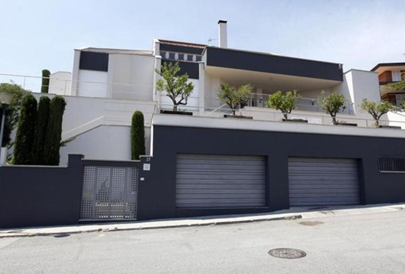 La casa de Shakira en Barcelona, donde ha levantado un muro para mantener distancias con sus exsuegros / EFE