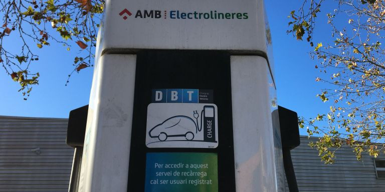 Punto de recarga en una electrolinera del AMB / METRÓPOLI