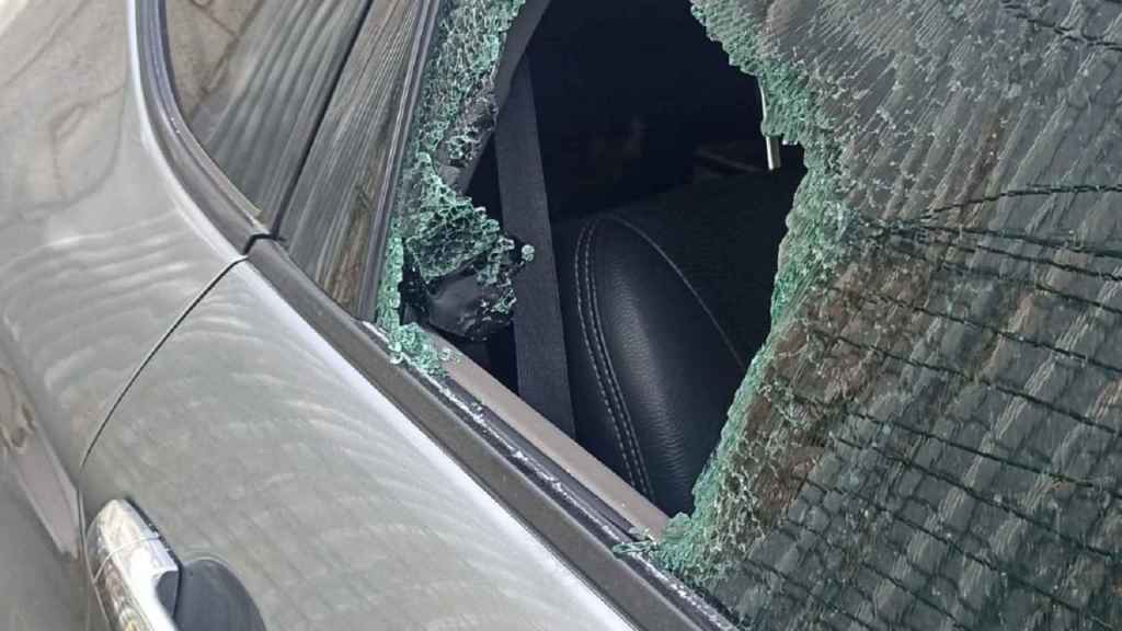 Un coche con el cristal roto en La Verneda / CEDIDA