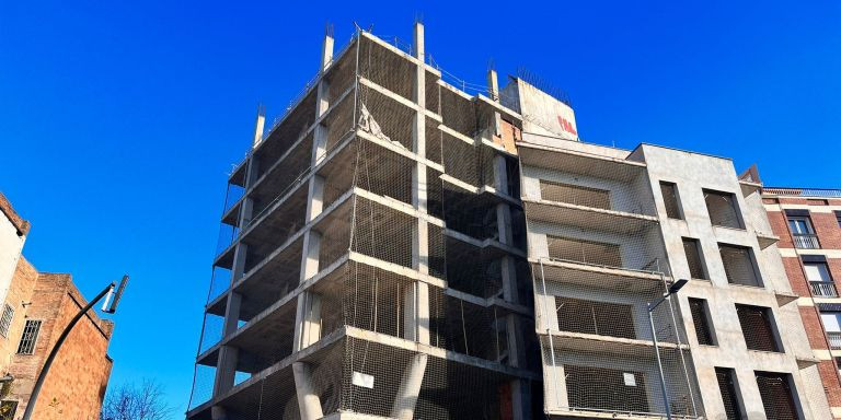 El edificio, todavía por construir, de la plaza de la Vila de Santa Coloma / METRÓPOLI