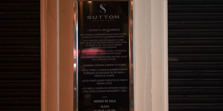 Cartel en la entrada de Sutton / LUIS MIGUEL AÑÓN