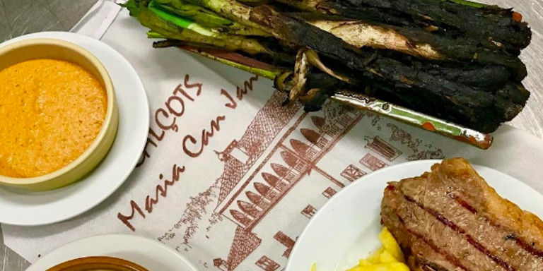 Calçots con carne a la brasa de la masía Can Jané / INSTAGRAM