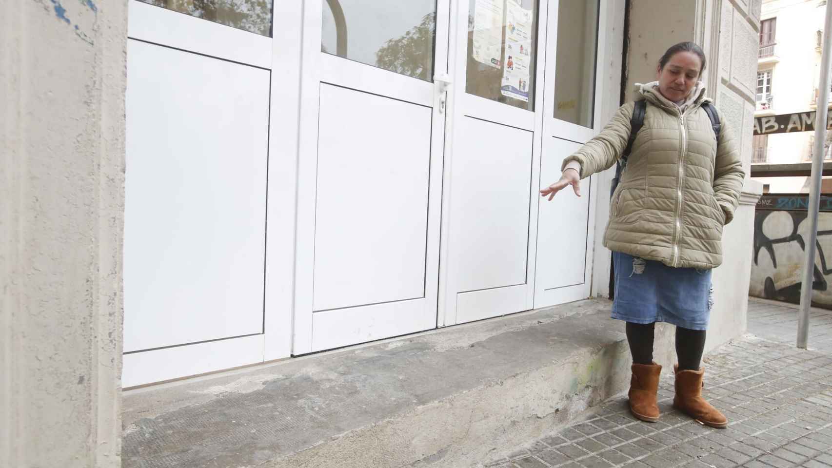 Ana, la vecina que ha encontrado a primera hora de esta mañana un bebé de un mes dentro de una bolsa de tela en la calle Begur del distrito de