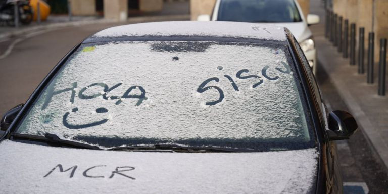 Vehículos con nieve en la zona alta de Barcelona / LUIS MIGUEL AÑÓN