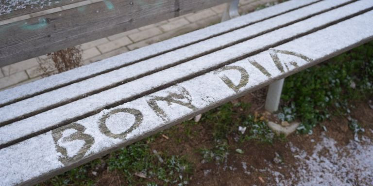 Bancos con nieve en la zona alta de Barcelona / LUIS MIGUEL AÑÓN