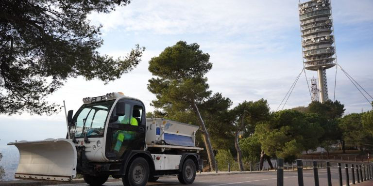 Un vehículo quitanieves en la zona alta de Barcelona / LUIS MIGUEL AÑÓN