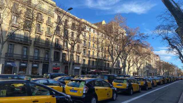 Taxis concentrados en la Gran Vía colapsan Barcelona / METRÓPOLI