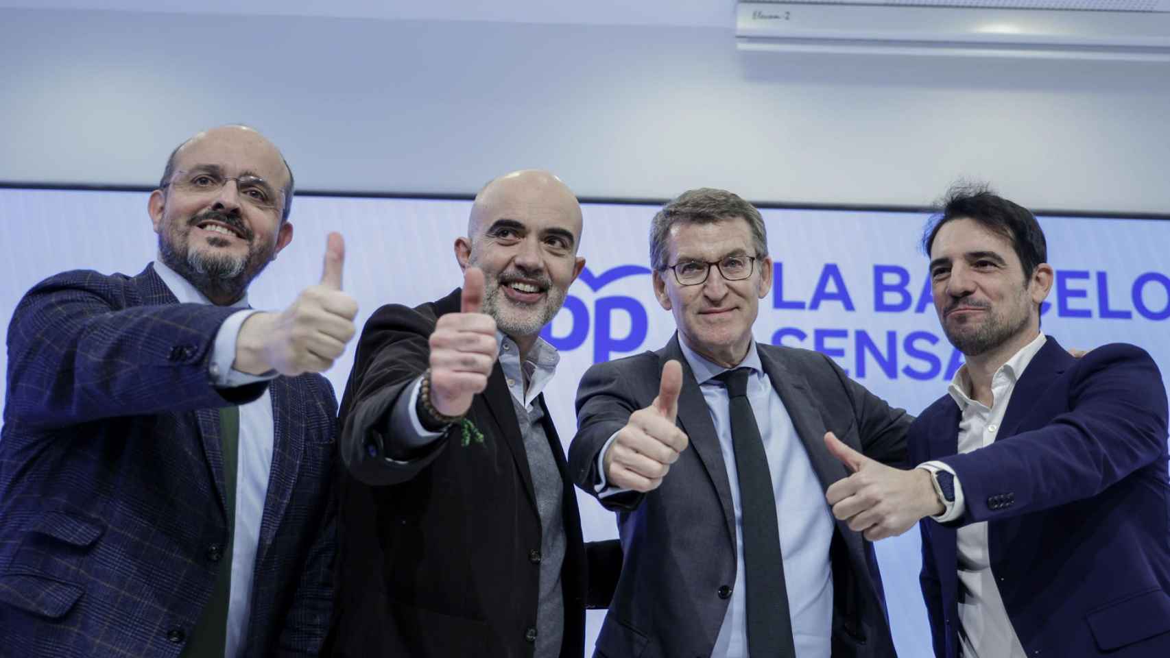 El presidente del PP, Alberto Núñez Feijóo, presenta al candidato de su partido a la alcaldía de Barcelona, Daniel Sirera, junto a Alejandro Fernández y Manu Reyes / EFE/ Quique