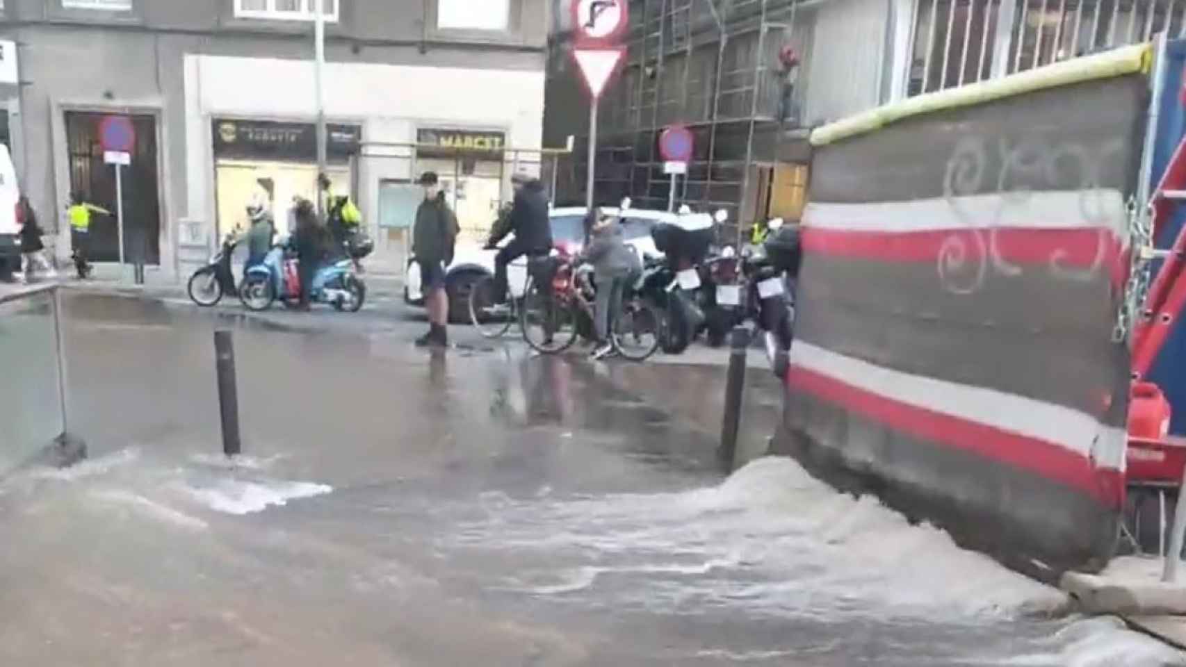 La plaza de Gal·la Placídia, totalmente inundada / TWITTER