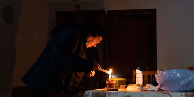 Elidia enciende una vela dentro del piso de calle Granada / Luis Miguel Añón (MA)