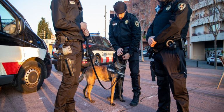 Tres agentes de la Guardia Urbana de Cornellà con Tro /  GALA ESPÍN MA