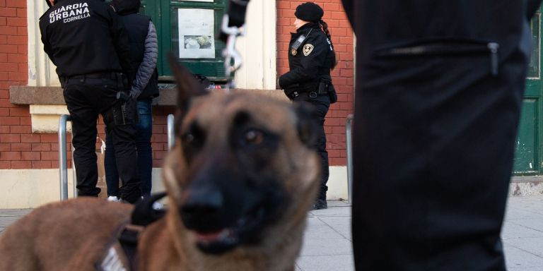 Los agentes registran a un hombre tras el aviso de los perros /  GALA ESPÍN MA