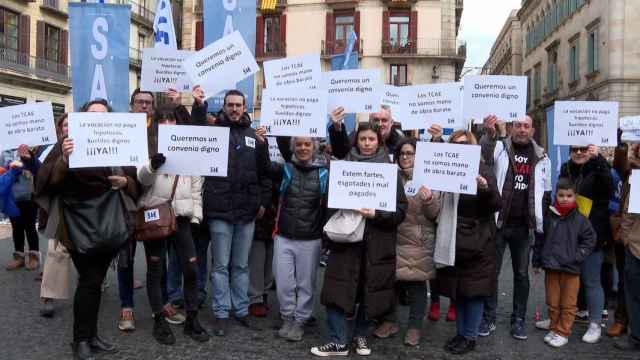 Manifestantes protestan en Barcelona este sábado por las condiciones del servicio público - EUROPA PRESS